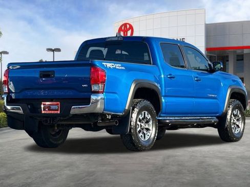 Certified 2017 Toyota Tacoma TRD Off-Road image 5