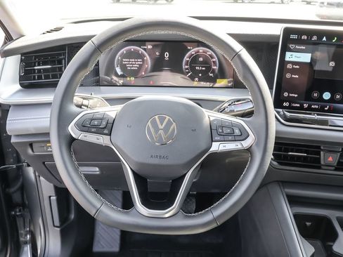 Used 2025 Volkswagen Tiguan SE image 17