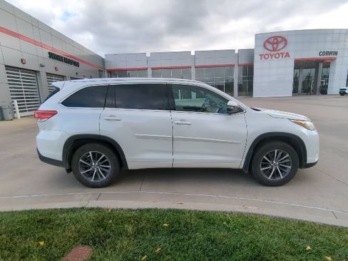 Used 2017 Toyota Highlander XLE AWD/4WD image 2