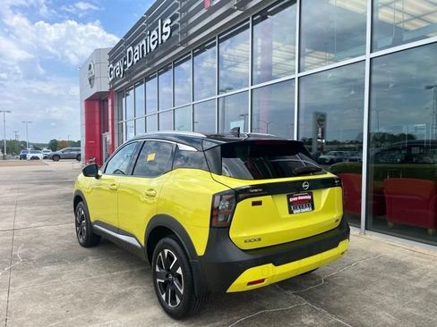 Used 2025 Nissan Kicks SR FWD image 2