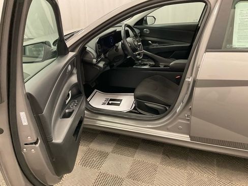 Used 2023 Hyundai Elantra SEL w/ Convenience Package image 9