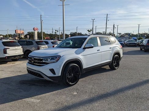 Certified 2022 Volkswagen Atlas SE w/ Panoramic Sunroof Package image 2