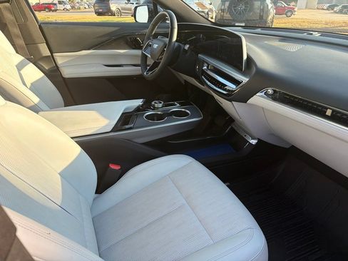 Used 2024 Cadillac Lyriq Luxury w/ LPO, Floor Liner Package AWD/4WD image 11