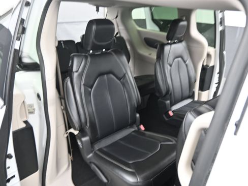 Used 2024 Chrysler Pacifica Touring-L FWD image 28