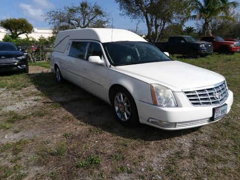 Used 2011 Cadillac DTS Limousine image 2