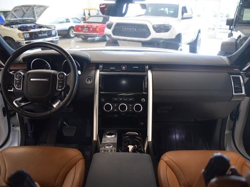 Used 2017 Land Rover Discovery HSE image 43