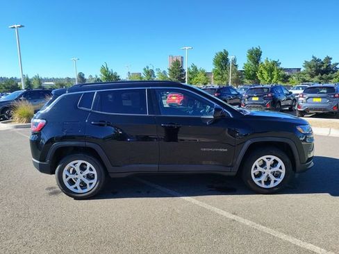 Used 2024 Jeep Compass Latitude AWD/4WD image 2