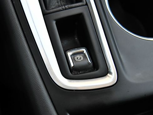 Used 2021 Chevrolet Equinox LS FWD image 23