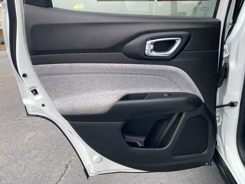 Used 2024 Jeep Compass Latitude image 33