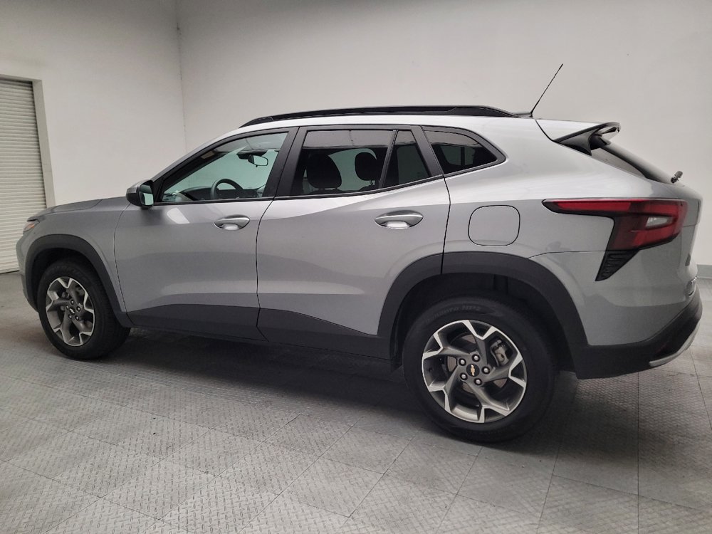 Used 2025 Chevrolet Trax LT FWD image 3