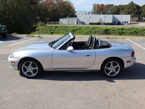Used 2003 MAZDA MX-5 Miata RWD image 6