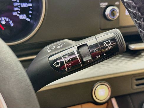 Used 2022 Kia Carnival LX FWD image 8
