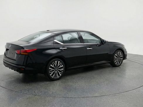 Used 2025 Nissan Altima 2.5 SV FWD image 9