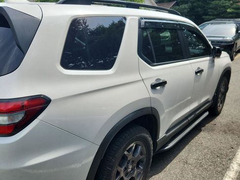 Used 2023 Honda Pilot TrailSport image 3