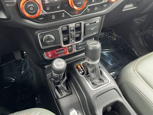 Used 2025 Jeep Gladiator Mojave AWD/4WD image 29