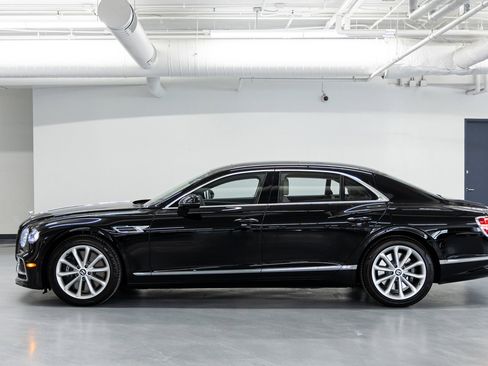 Used 2023 Bentley Flying Spur V8 image 2