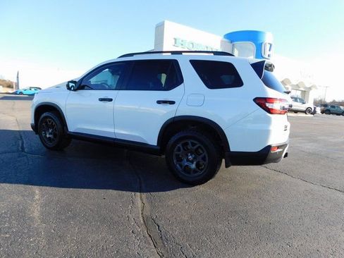 Certified 2025 Honda Pilot TrailSport image 5