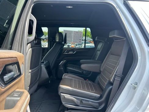 Used 2025 GMC Yukon Denali Ultimate AWD/4WD image 17