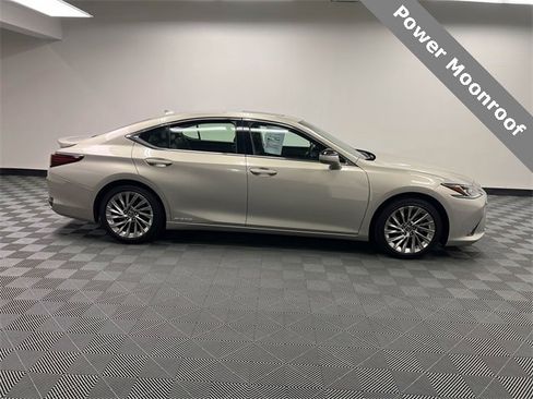 Used 2019 Lexus ES 300h w/ Luxury Package image 5