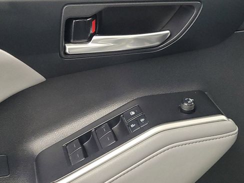 Used 2021 Toyota Highlander XLE image 27