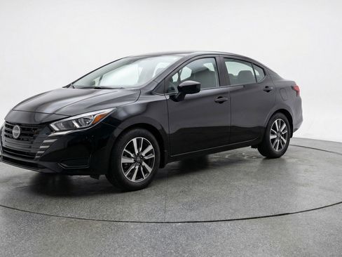 Used 2025 Nissan Versa SV image 3