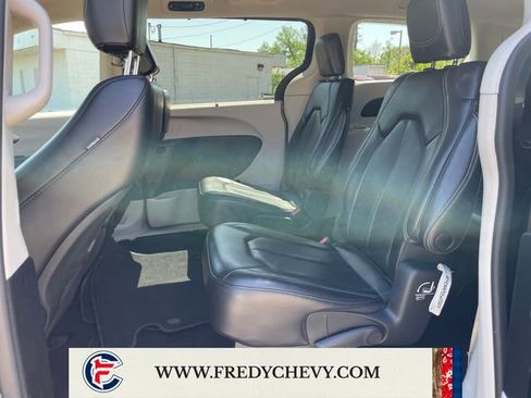 Used 2023 Chrysler Pacifica Touring-L FWD image 21