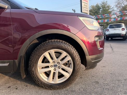 Used 2018 Ford Explorer XLT w/ Equipment Group 202A image 6