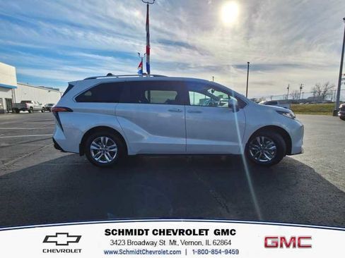 Used 2024 Toyota Sienna Limited image 4