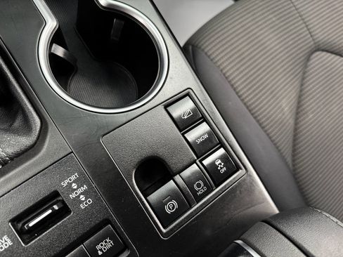 Used 2024 Toyota Highlander LE image 31