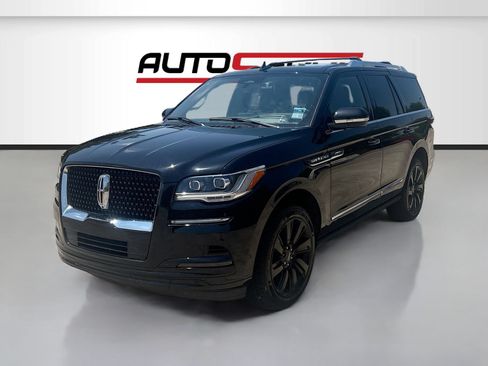 Used 2023 Lincoln Navigator Reserve AWD/4WD image 3