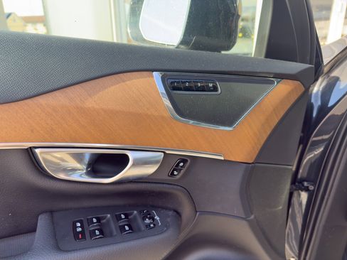 Certified 2022 Volvo XC90 T6 Momentum w/ Climate Package image 17