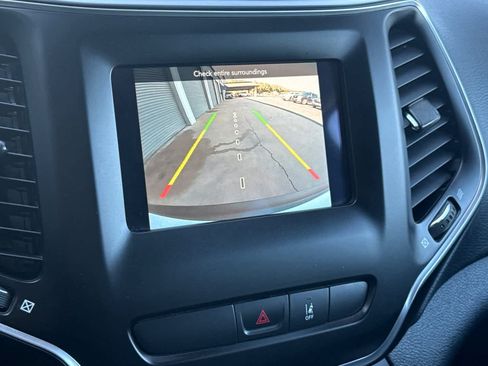 Used 2021 Jeep Cherokee Latitude FWD image 21