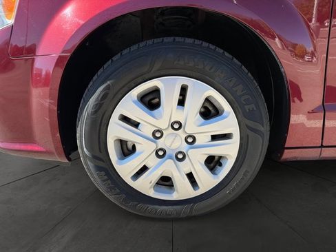 Used 2018 Dodge Grand Caravan SE w/ UConnect Hands-Free Group image 9