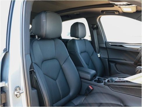 Certified 2025 Porsche Macan image 28