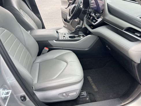 Used 2023 Toyota Highlander XLE AWD/4WD image 35