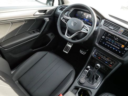 Certified 2024 Volkswagen Tiguan SE R-Line image 9
