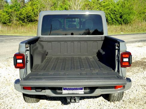 Used 2022 Jeep Gladiator Overland image 32