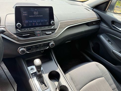 Used 2025 Nissan Altima 2.5 SV FWD image 22