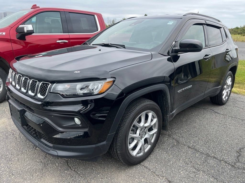 Used 2023 Jeep Compass Latitude AWD/4WD image 1