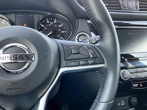 Used 2018 Nissan Rogue SV image 19