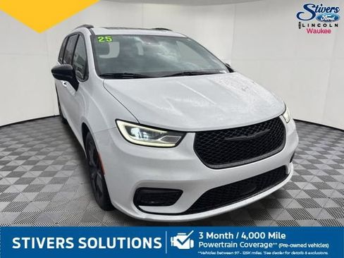 Used 2025 Chrysler Pacifica Limited image 9