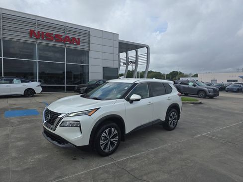Used 2022 Nissan Rogue SV FWD image 2