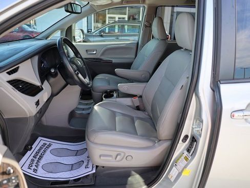 Used 2020 Toyota Sienna XLE image 14