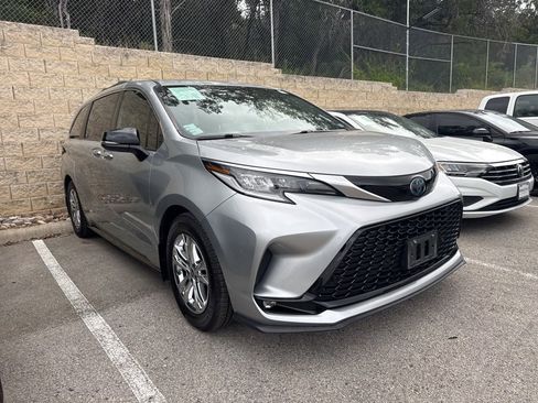 Used 2023 Toyota Sienna XSE AWD/4WD image 2