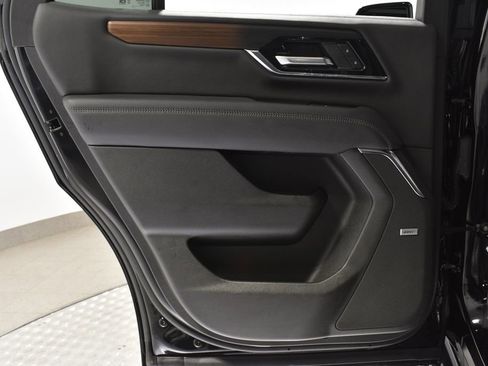 Used 2025 GMC Yukon Denali w/ Sun & Power Step Package image 25