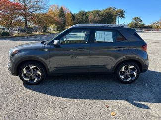 Used 2024 Hyundai Venue SEL video 2