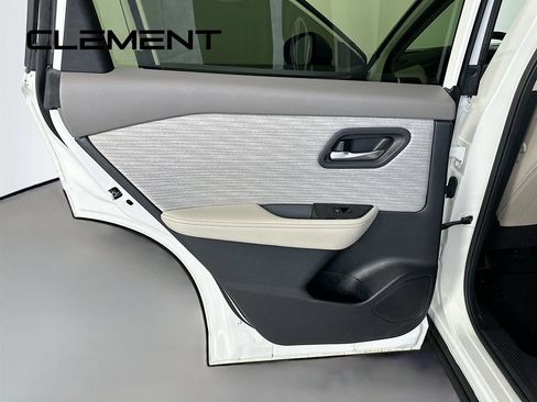 Used 2023 Nissan Rogue SV FWD image 29