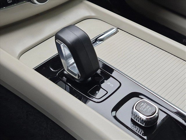Used 2023 Volvo XC60 B5 Core w/ Climate Package FWD image 12