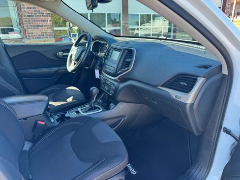 Used 2015 Jeep Cherokee Latitude w/ Trailer Tow Group AWD/4WD image 38