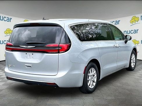Used 2023 Chrysler Pacifica Touring-L FWD image 13